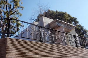東京　青山霊園（フェンス）